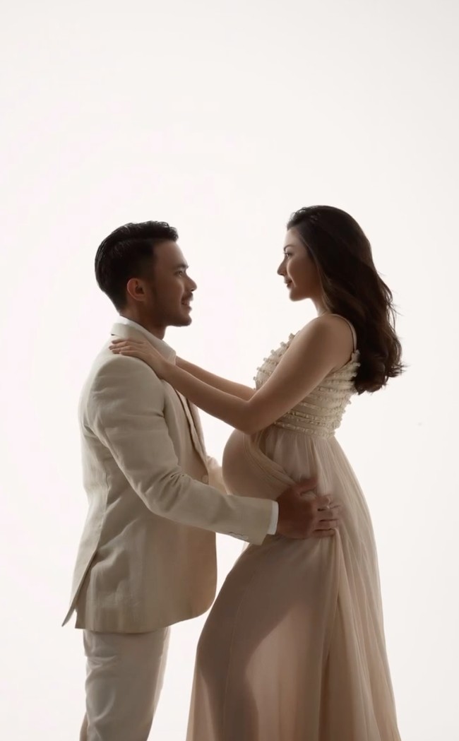 Dengan bantuan fotografer Hakim Satriyo, Jessica mengabadikan momen-momen kehamilannya. Terlihat baby bump di perut Jessica yang sudah semakin besar. Foto: Instagram/@jscmila