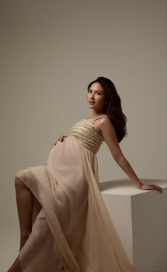 Mengenakan gaun berwarna nude, Jessica tampil menawan. Tak sedikit netizen yang memuji pesona bumil yang satu ini. “Bumil paling cakep se Indonesia Raya” komentar salah seorang netizen. “Gak perlu baju yg ribet², sederhana, tp auranya membara,” tambah netizen lain. Foto: Instagram/@jscmila