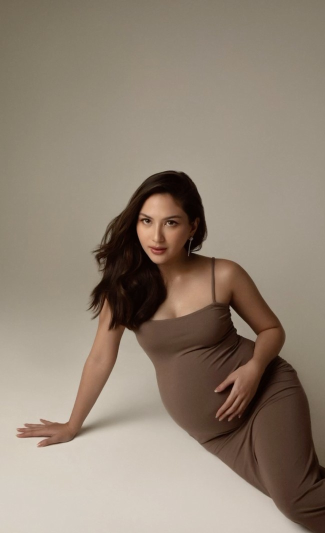 Bergaya simpel dan sederhana, hasil maternity shoot Jessica itu terlihat tetap bagus dan elegan. Di pemotretan kedua wanita 31 tahun itu hanya mengenakan dress tank top dengan rambut yang dibiarkan terurai. Foto: Instagram/@jscmila
