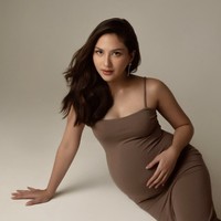 Bergaya simpel dan sederhana, hasil maternity shoot Jessica itu terlihat tetap bagus dan elegan. Di pemotretan kedua wanita 31 tahun itu hanya mengenakan dress tank top dengan rambut yang dibiarkan terurai. Foto: Instagram/@jscmila