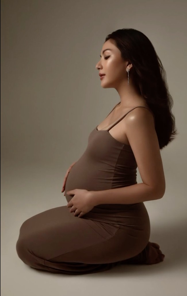 Dengan riasan natural glow makeup hasil tangan MUA Cherry Jessica membuat pesona Jessica Mila semakin terpancar. Aksesori yang dikenakannya pun tampak sederhana, hanya sepasang anting simpel yang menjuntai di telinganya. Foto: Instagram/@jscmila