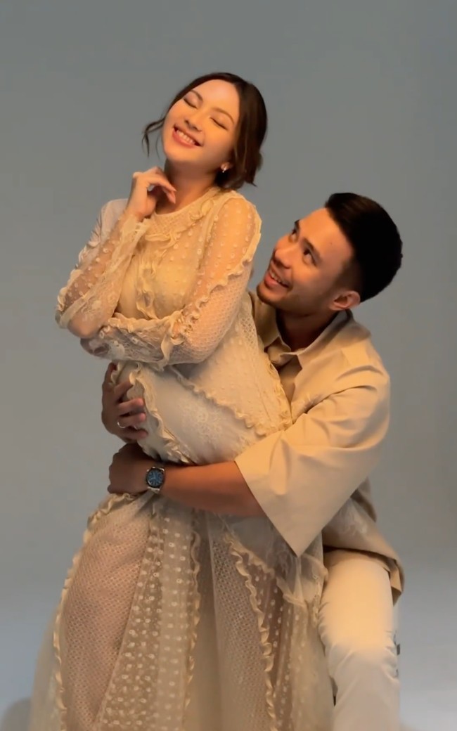 Semakin mendekati waktu lahiran, Jessica dan Yakup tampaknyaa sudah tak sabar bertemu dengan sang buah hati. Ekspresi bahaagia pun terlihat jelas di wajah pasangan tersebut. Foto: Instagram/@cherryjks