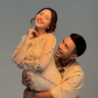 Semakin mendekati waktu lahiran, Jessica dan Yakup tampaknyaa sudah tak sabar bertemu dengan sang buah hati. Ekspresi bahaagia pun terlihat jelas di wajah pasangan tersebut. Foto: Instagram/@cherryjks