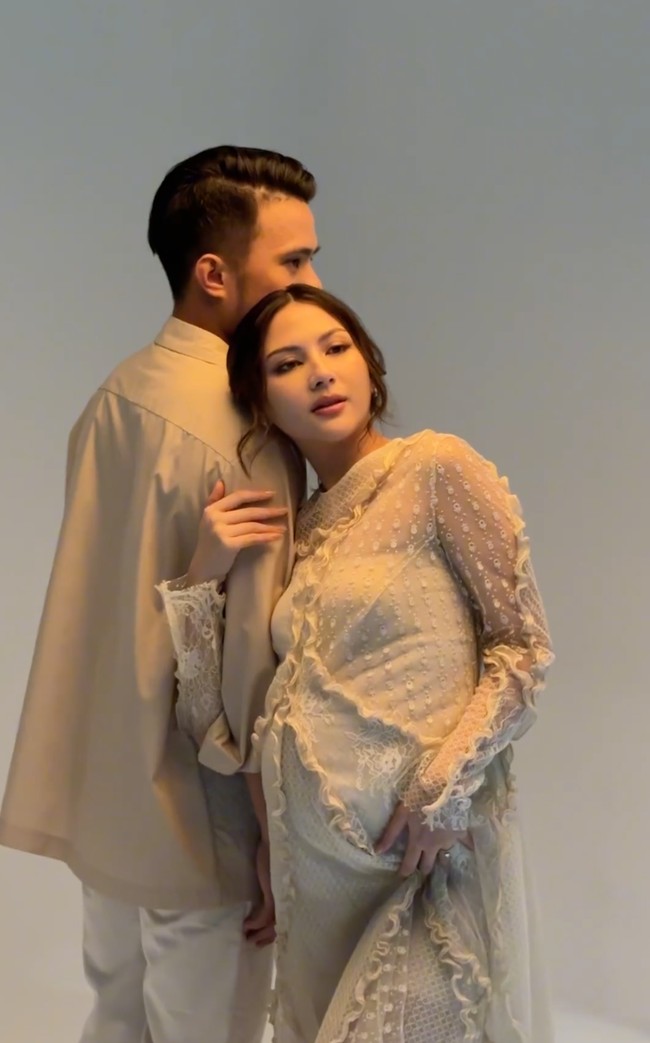 Untuk look ketiga Jessica memilih mengenakan sheer dress lengan panjang yang juga berwarna nude. Sementara Yakup tampil casual dengan kemeja berwarna senada dengan pakaian sang istri. Keduanya pun tampak memamerkan pose mesra mereka. Foto: Instagram/@cherryjks