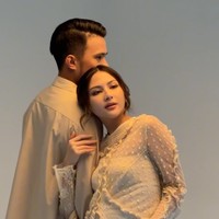 Untuk look ketiga Jessica memilih mengenakan sheer dress lengan panjang yang juga berwarna nude. Sementara Yakup tampil casual dengan kemeja berwarna senada dengan pakaian sang istri. Keduanya pun tampak memamerkan pose mesra mereka. Foto: Instagram/@cherryjks
