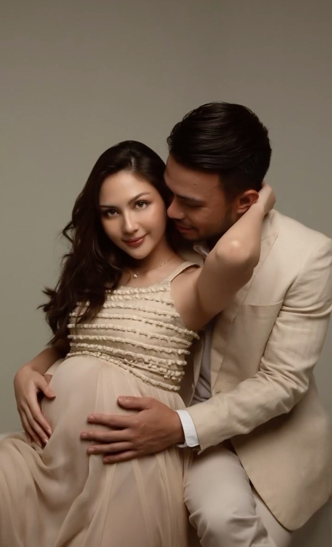 Artis cantik Jessica Mila tampaknya baru saja menjalani pemotretan maternity jelang lahiran anak pertama. Bersama suami, Yakup Hasibuan, keduanya tampil kompak dalam balutan busana serba nude. Foto: Instagram/@jscmila