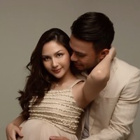 Artis cantik Jessica Mila tampaknya baru saja menjalani pemotretan maternity jelang lahiran anak pertama. Bersama suami, Yakup Hasibuan, keduanya tampil kompak dalam balutan busana serba nude. Foto: Instagram/@jscmila