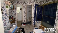 Kamar mandi ini membagi bagian ruang shower, bathub, dan shower di ruangan berbeda. Pada dindingnya juga terpasang wallpapaer bercorak bunga berwarna biru untuk menyamakan warna dinding keramik bathub. Sebenarnya tidak ada yang masalah pada kamar mandi ini, tetapi kamu perlu melihat transformasinya. Foto: beforeafter.design via boredpanda.com