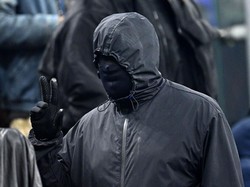 5 Foto Gaya Kanye West Nonton Liga Champions, di Luar Nurul