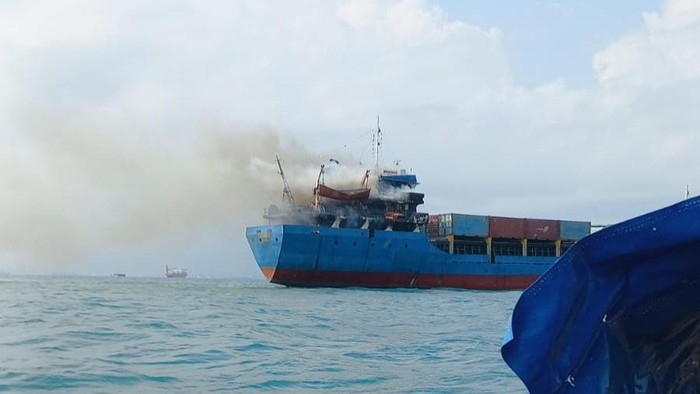 Kapal Kargo KM Alexindo 8 terbakar di perairan Batam, Kepulauan Riau. (dok Basarnas)
