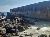 Kapal Tongkang Tanpa Awak Terdampar di Lombok Ternyata dari Surabaya