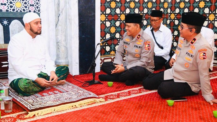 Kasatgas Humas Operasi Nusantara Cooling System, Brigjen Gatot Repli Handoko kunjungi kediaman Habib Syech. (Dok. Istimewa)