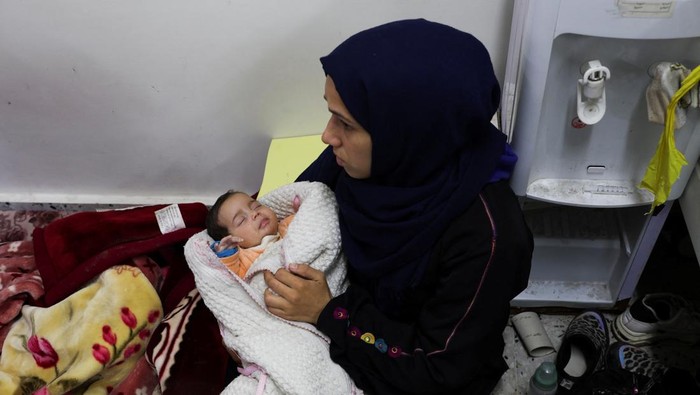 A Palestinian child is examined by a doctor at a health center, amid the ongoing conflict between Israel and Hamas, in Rafah in the southern Gaza Strip, February 20, 2024. REUTERS/Ibraheem Abu Mustafa