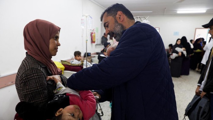 A Palestinian child is examined by a doctor at a health center, amid the ongoing conflict between Israel and Hamas, in Rafah in the southern Gaza Strip, February 20, 2024. REUTERS/Ibraheem Abu Mustafa