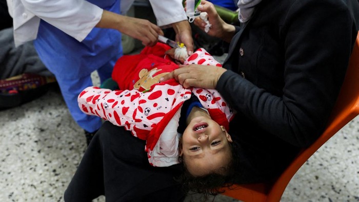 A Palestinian child is examined by a doctor at a health center, amid the ongoing conflict between Israel and Hamas, in Rafah in the southern Gaza Strip, February 20, 2024. REUTERS/Ibraheem Abu Mustafa