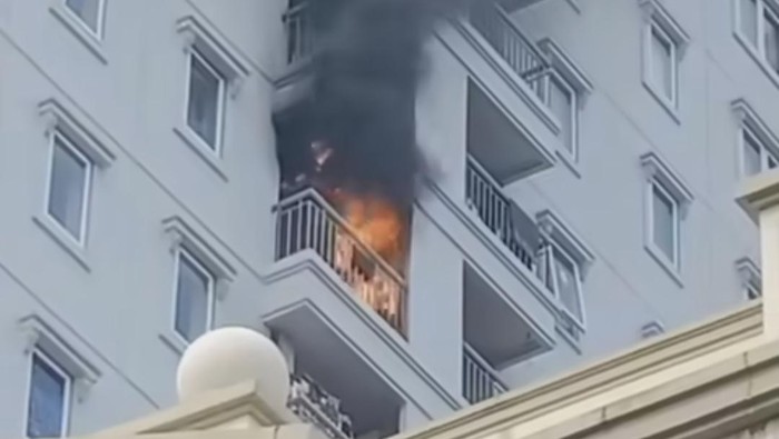 Kebakaran satu unit apartemen di Kemayoran, Jakarta Pusat, Rabu (21/2/2024).
