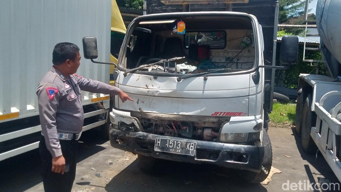 Truk yang terlibat kecelakaan di Desa Tangkil, Kemalang diamankan.