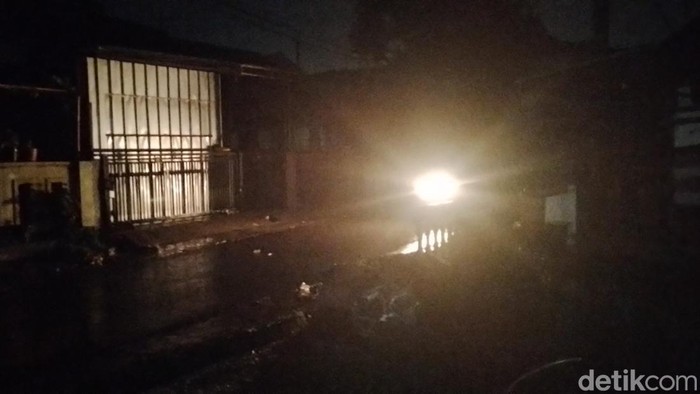 Kendaraan melintas di Jalan Desa Cihanjuang, Cimanggung dalam situasi sekitar yang gulita akibat listrik padam imbas angin outing beliung, Rabu (31/2/2024).
