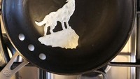 Seperti gambar ini, Michele membentuk telur menjadi gambar srigala yang mengagum di bawah terang bulan. Potret srigala menggunakan putih telur, sementara bulan menggunakan kuning telur. Foto: Instagram @The_eggshibit