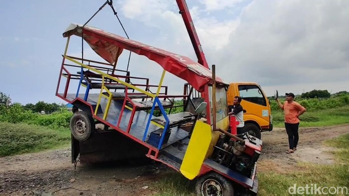 Kereta kelinci yang kecebur parit di Pekalongan, Rabu (21/2/2024).