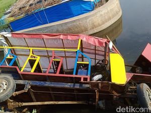 Kereta Kelinci Angkut Rombongan Siswa SMA Kecebur Parit di Pekalongan