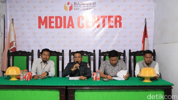 Ketua Bawaslu Bone M Alwi (kedua kiri). (