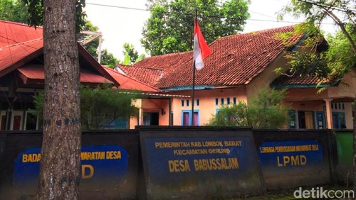 Kondisi Kantor Desa Babussalam, Kecamatan Gerung, Lombok Barat, Rabu (21/2/2024). (Ahmad Viqi/detikBali)