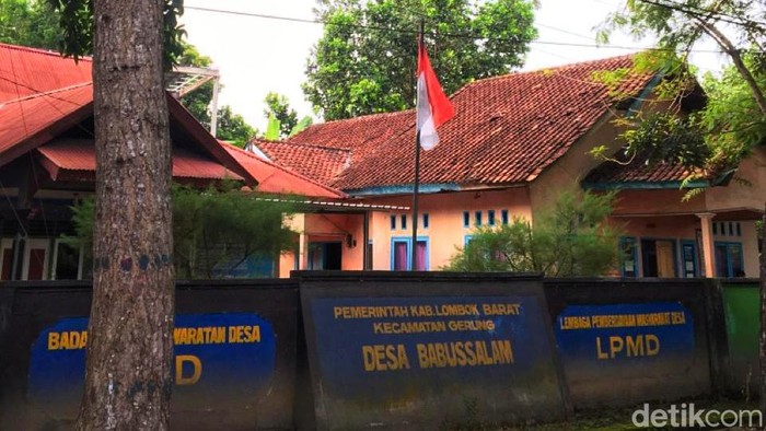 Kondisi Kantor Desa Babussalam, Kecamatan Gerung, Lombok Barat, Rabu (21/2/2024). (Ahmad Viqi/detikBali)