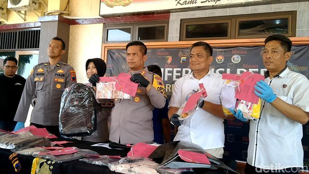 Konferensi kasus penggandaan uang yang menyangkut caleg di Mapolres Pekalongan, Rabu (21/2/2024).