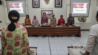 Ketua Umum Kowani Giwo Rubianto Wiyogo (tengah) bersama pengurus menggelar pertemuan silaturahmi dengan komunitas Kebaya di kantor Kowani, Jakarta, Selasa (20/2/24).
