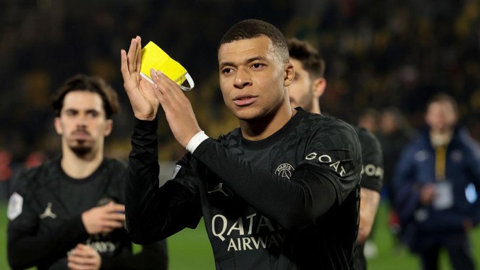 NANTES, FRANCE - FEBRUARY 17: Kylian Mbappe of PSG salutes the supporters following the Ligue 1 Uber Eats match between FC Nantes (FCN) and Paris Saint-Germain (PSG) at Stade de la Beaujoire on February 17, 2024 in Nantes, France. (Photo by Jean Catuffe/Getty Images)