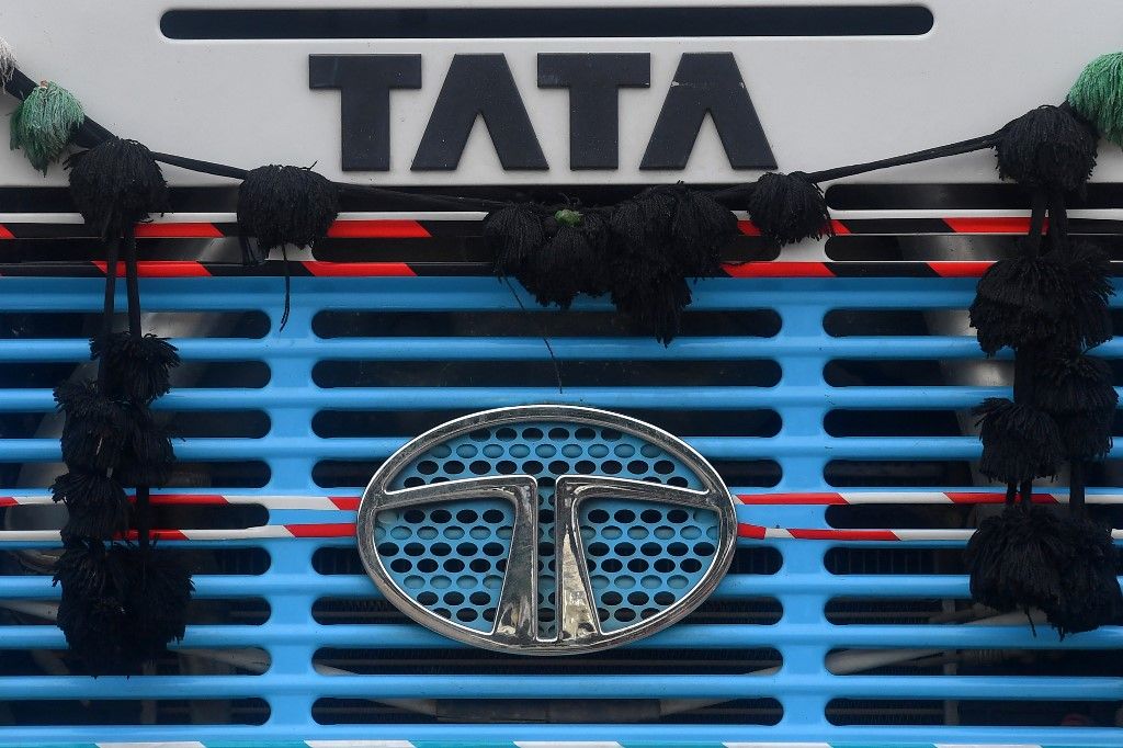 Logo Tata Motors pada gril sebuah mobil. (Photo by INDRANIL MUKHERJEE / AFP/File Foto)