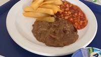 Bahkan orang yang tidak sakit sekalipun tak akan nafsu makan saat melihat menunya. Sup kacang, kentang, dan olahan gravy ini membuat seorang pasien mual menerimanya. Foto: Daily Mail