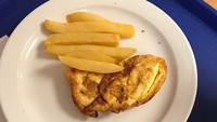 Walaupun tak boleh mengonsumsi makanan sembarangan tetapi gizi orang sakit juga harus terpenuhi. Seorang pasien melaporkan hanya mendapat ayam panggang dengan beberapa potong kentang rebus. Foto: Daily Mail