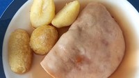 Seorang netizen terkejut dengan makanan yang diterima saat dirinya dirawat di rumah sakit. Satu lembar daging dengan kentang rebus membuatnya sama sekali tak nafsu makan. Foto: Daily Mail