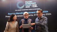 (Ki-ka) Direktur Capital Market Mandiri Sekuritas Silva Halim, Direktur Treasury & International Banking Bank Mandiri Eka Fitria dan Chief Economist Bank Mandiri Andry Asmoro sedang berbincang saat konferensi pers Road to Mandiri Investment Forum (MIF) 2024 di Jakarta, Rabu (21/2).