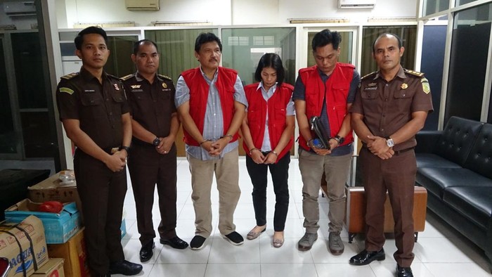 Mantan Kadis LHK Sumut, Binsar Situmorang (tiga dari kiri) ditahan di Rutan Kelas I Tanjung Gusta Medan karena menjadi tersangka kasus korupsi. pembangunan Instalasi Pengelolaan Air Limbah (IPAL) di Kota Padangsidempuan. (Dok Kejati Sumut)
