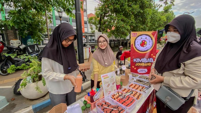 Mantan TKI Ini Banting Setir Bisnis Kimbab Kaki Lima Beromzet Jutaan Sehari