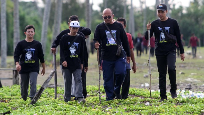 Maraton napak tilas Teuku Umar di Aceh Barat Sejumlah warga berjalan di pinggir pantai saat mengikuti maraton napak tilas dalam memperingati 125 tahun gugurnya pahlawan nasional Teuku Umar Johan Pahlawan di Meulaboh, Aceh Barat, Aceh, Rabu (21/2/2024). Sebanyak 384 peserta dari berbagai kalangan masyarakat yang tergabung dalam 32 tim mengikuti kegiatan itu dengan menempuh rute jalan kaki sejauh 40 km dari Pantai Suak Ujong Kalak ke Makam Teuku Umar Kecamatan Panton Reu dengan tujuan untuk mengenang beratnya pengorbanan dan perjuangan Teuku Umar Johan Pahlawan dalam mempertahankan tanah air dari penjajah kolonial Belanda. ANTARA FOTO/Syifa Yulinnas/nym.