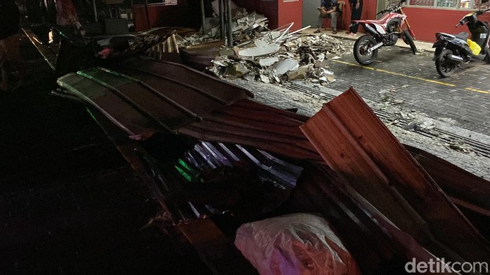 Material bangunan yang terbawa angin penuhi halaman toko ritel di Bandung