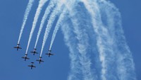 Mereka menampilkan sejumlah manuver yang bikin bulu kuduk ini merinding pada hari perdana Singapore Airshow 2024. 