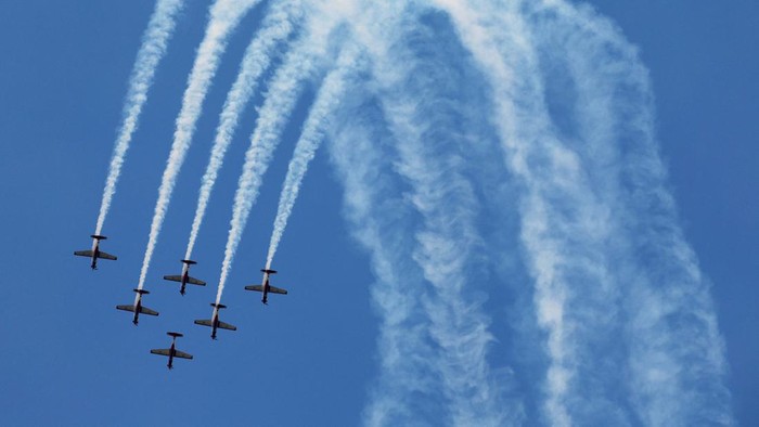 Indonesian Air Force's Jupiter Aerobatic Team performs in their KT-1Bs during an aerial display at the Singapore Airshow at Changi Exhibition Centre, in Singapore, February 20, 2024. REUTERS/Edgar Su     TPX IMAGES OF THE DAY