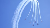 6 Pesawat Tim Jupiter Aerobatic Team, dengan percaya diri memulai manuver seperti Arrow Head Loop, Delta Loop, Eagle to Arrow Head Loop. 