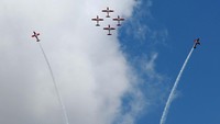 Jupiter one alias Flight Leader JAT MayorPnb Ferdian CorbieHabibie memimpin rekannya melakukan sejumlah aksi berbahaya di langit. Meski awan terlihat cukup tebal dan gelap, tak menghalangi aksi mereka memberikan yang terbaik. 