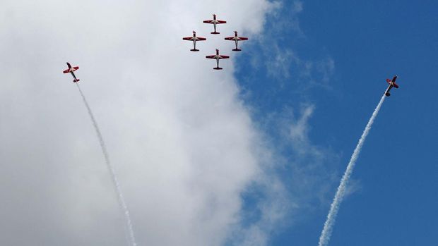 Indonesian Air Force's Jupiter Aerobatic Team performs in their KT-1Bs during an aerial display at the Singapore Airshow at Changi Exhibition Centre, in Singapore, February 20, 2024. REUTERS/Edgar Su     TPX IMAGES OF THE DAY