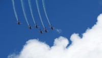 Sebanyak enam pesawat dari Tim Jupiter Aerobatic Team (JAT) TNI AU sukses memukau pengunjung Singapore Airshow di Changi Exhibition Center.