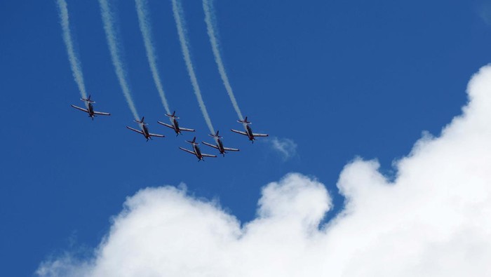 Indonesian Air Force's Jupiter Aerobatic Team performs in their KT-1Bs during an aerial display at the Singapore Airshow at Changi Exhibition Centre, in Singapore, February 20, 2024. REUTERS/Edgar Su     TPX IMAGES OF THE DAY