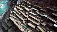 Masyarakat setempat mengikuti metode memanen garam tradisional dengan mengumpulkan air garam dari tambang garam.  
