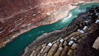 Tambak garam ini berada di sepanjang Sungai Lancang, Kabupaten Markam, Kota Changdu, China.