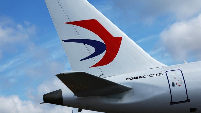 Melihat Lebih Dekat Pesawat Penumpang Buatan China C919 A Comac C919 plane is displayed at the Singapore Airshow at Changi Exhibition Centre in Singapore February 21, 2024. REUTERS/Edgar Su